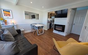 Beachcomber, Two Bed Chalet On Sunbeach Holiday Park - Sleeps 4, Pet Friendly, Free Pool And Entertainment Passes Included - Plus Wifi - Only 300M From The Beach!